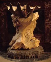 Wijwaterbak in de vorm van een schelp op rots, gemaakt door Jean Baptiste Pigalle (1714-1785) 1745 Parijs, Kerk Saint Sulpice