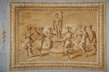 Faux verguld reliëf, met Bacchus geplaatst op een cirkelvormig voetstuk versierd met festoenen en bucrania, en omringd door dansende kanephors