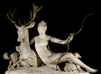 Diana de jageres en het hert. Het model was Diane de Poitiers, hertogin van Valentinois (1499-1566), en het werk was bestemd voor de fontein van het kasteel van Anet. Sculptuur van Jean Goujon (1510-1565), 16e eeuw. Parijs, Louvre Museum