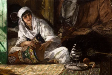 Interieur van een harem in Marokko, detail: vrouw speelt derbouka