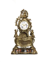 Een Louis XV vergulde muzikale schoorsteenklok, ca. 1750