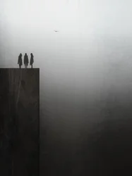 Drie silhouetten aan de mistige horizon