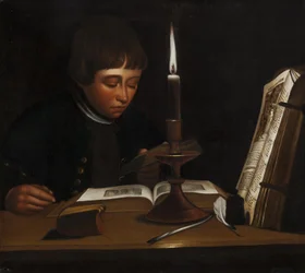 Jongen die leest bij kunstlicht