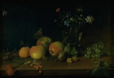 Bloemen en fruit op een tafel