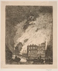 Brand in groot gebouw bij een rivier