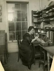 Beals in haar studio, ca. 1912-18