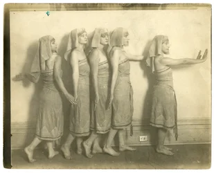 Voorbereidingen voor een dorpsfeest in de Liberale Club, New York, VS, c.1905-40