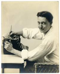 Henry Oyen aan de typemachine, c.1905-21