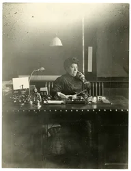 Mevrouw Chas Netcher uit Chicago, eigenaar van een van de grootste winkels The Boston Store daar Ze is nu weer getrouwd, vind haar naamsverandering Mollie Alpiner Netcher Newbury, ca. 1905-18