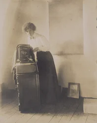 Portret van Lillian Baynes Griffin met haar camera, 1905-10