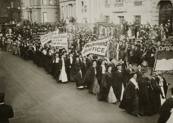 Vrouwen in academische kleding marcheren in een kiesrecht parade in New York City, 1910