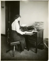 model met typemachine, ca. 1905-18