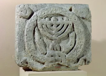 Reliëf met een menorah, uit Umm Qeis (Oud Gadara) Jordanië