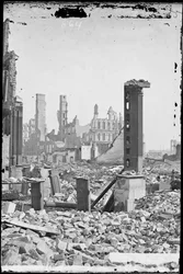 Uitzicht vanaf de zuidwestelijke hoek van Dearborn en Monroe Streets, met het Grand Pacific Hotel op de achtergrond en de ruïnes van het Honore Block op de voorgrond na de Chicago-brand van 1871, ca. 1871