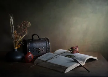 Gedroogde roos en boek