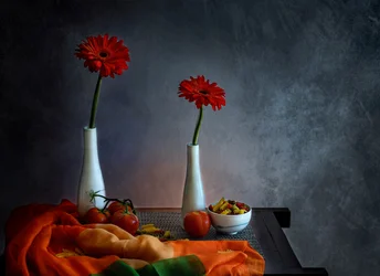 Stilleven met rode gerbera’s
