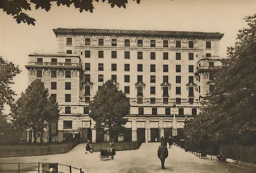 Bergmassa van Metselwerk op de Waardevolste Locatie van het West End, ca. 1935