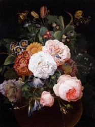 Stilleven van bloemen in een pot (waaronder rozen, primula