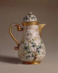 Koffiepot, versierd met aangebrachte reliëf, Meissen, ca. 1710