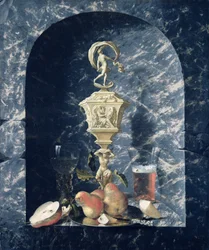 Stilleven met versierde bokaal, fruit en glazen in een stenen nis