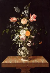 Vaas met reliëf en bloemen op een marmeren tafel