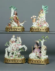 Vier Meissen-groepen die de Vier Continenten voorstellen, gemonteerd met verguld brons in Lodewijk XVI-stijl, gemodelleerd door Johann Joachim Kändler (1706-75), midden 18e eeuw