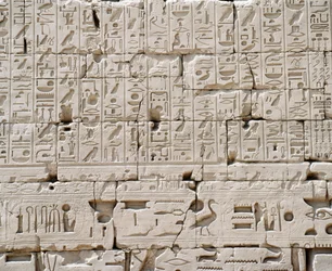 Egypte, Luxor, Karnak, Grote Tempel van Amon, Grote Hypostyle Hal, Detail van buitenmuur