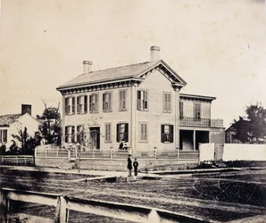 Abraham Lincoln poseert voor zijn huis in Springfield, Massachusetts, ca. 1860s-1870s