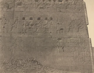 Edfu-Beelden en inscripties op oostelijke zijde