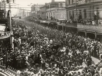 Het 12e Bataljon, AIF, marcherend door de stad voorafgaand aan het inschepen voor dienst in het buitenland, Hobart, Tasmanië, 14 oktober 1914