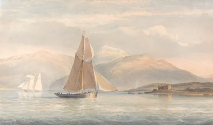 Boot zeilt naar rechts met bergen op de achtergrond