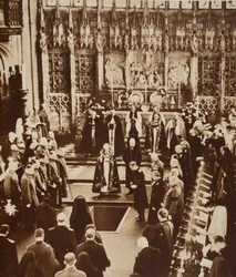 Koning Edward VIII strooit aarde op de kist van zijn vader, 1936
