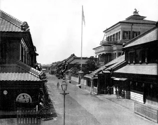 Een straat in Tokio, Japan, foto van John Lawson Stoddard (1850-1931), reiziger en spreker, educatieve publicatie voor Chicago