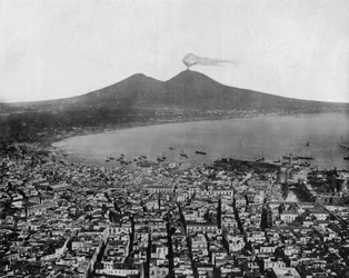 Een uitzicht op de Baai van Napels (Italië) en op de achtergrond de Vesuvius (zw/w foto)