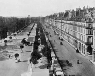 Rivoli-straat in Parijs, links: Tuilerieën-tuin, op de achtergrond: Arc de Triomphe, ca. 1900 (zwart-wit foto)