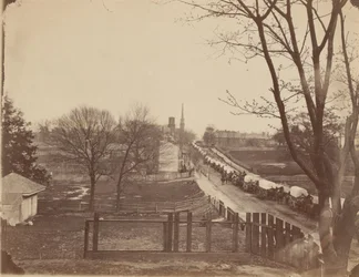 Trein met legerwagens rijdt Petersburg binnen, Virginia, april 1865 (foto)