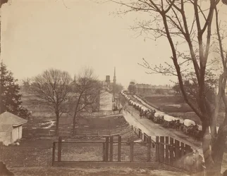 Trein van legerwagens die Petersburg, Virginia binnenkomen, april 1865