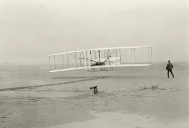 De Wright Flyer I maakt zijn eerste vlucht van 120 voet in 12 seconden, in Kitty Hawk, North Carolina