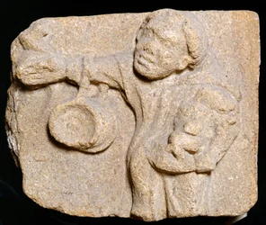 Gesneden steen die een monnik toont die voorwerpen draagt, Muchelney Abbey, Somerset, c2010