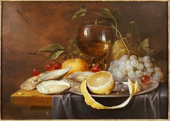 Een roemer, een gepelde halve citroen op een tinnen bord, oesters, kersen en een sinaasappel op een gedekte tafel