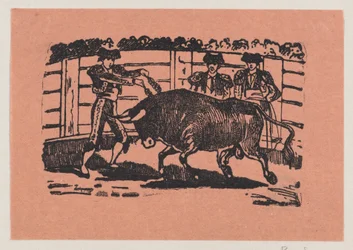 Ein Torero platziert Banderillas in die Schultern des Stiers, während zwei Männer hinter dem Stier stehen
