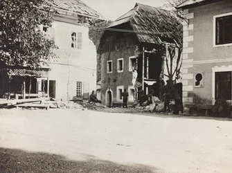 Album "Meine weltkriegs - Erinnerungen Zuid-West Front (Karinthië, Italië, Zuid-Tirol) 31/03/1915-12/11/1918 - Josef Zohles Wenen": plein met puin