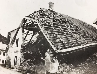 Album "Meine weltkriegs - Erinnerungen South-West Front (Karinthië, Italië, Zuid-Tirol) 31/03/1915-12/11/1918 - Josef Zohles Wenen": puin van een huis in Ugoviz