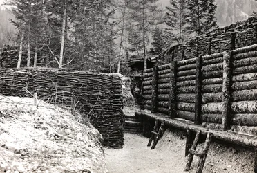 Album "Meine weltkriegs - Erinnerungen South-West Front (Karinthië, Italië, Zuid-Tirol) 31/03/1915-12/11/1918 - Josef Zohles Wenen": barrière van houtblokken
