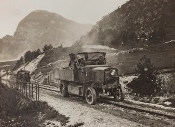 Album "Meine weltkriegs - Erinnerungen South-West Front (Karinthië, Italië, Zuid-Tirol) 31/03/1915-12/11/1918 - Josef Zohles Wenen": militaire voertuigen langs de