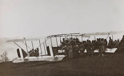 Album "Meine weltkriegs - Erinnerungen South-West Front (Karinthië, Italië, Zuid-Tirol) 31/03/1915-12/11/1918 - Josef Zohles Wien": Oostenrijkse soldaten en vliegtuig