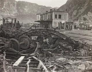 Album "Meine weltkriegs - Erinnerungen Zuidwestfront (Karinthië, Italië, Zuid-Tirol) 31/03/1915-12/11/1918 - Josef Zohles Wien": puin en schroot