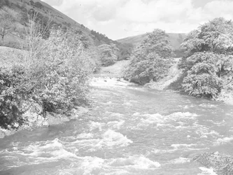 Een sterke rivier/stroom die het landschap doorsnijdt