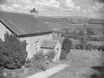 Huis links in beeld en uitzicht daarachter