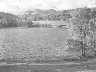 Uitzicht over Loughrigg Tarn, heuvels op achtergrond